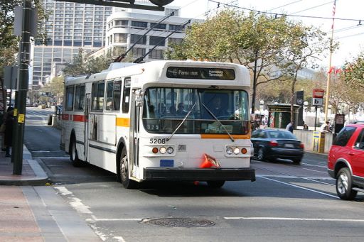 Trolley Bus. 현재 샌 프란시스코에는 전차와 트롤리가 함께 운영되고 있습니다.